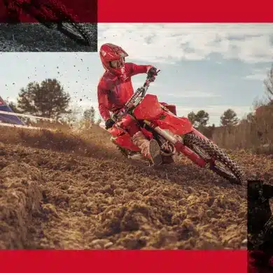 Fahrer auf einer GASGAS MC 450F 2026 Motocross-Maschine auf schlammiger Strecke.