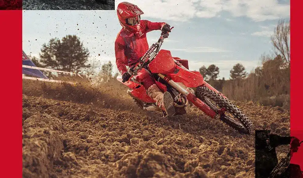 Fahrer auf einer GASGAS MC 450F 2026 Motocross-Maschine auf schlammiger Strecke.