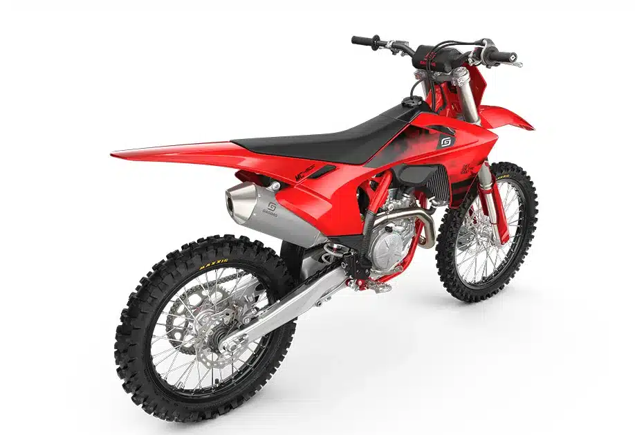 GASGAS MC 450F 2026 Motocross-Motorrad, Ansicht von hinten rechts auf weißem Hintergrund.