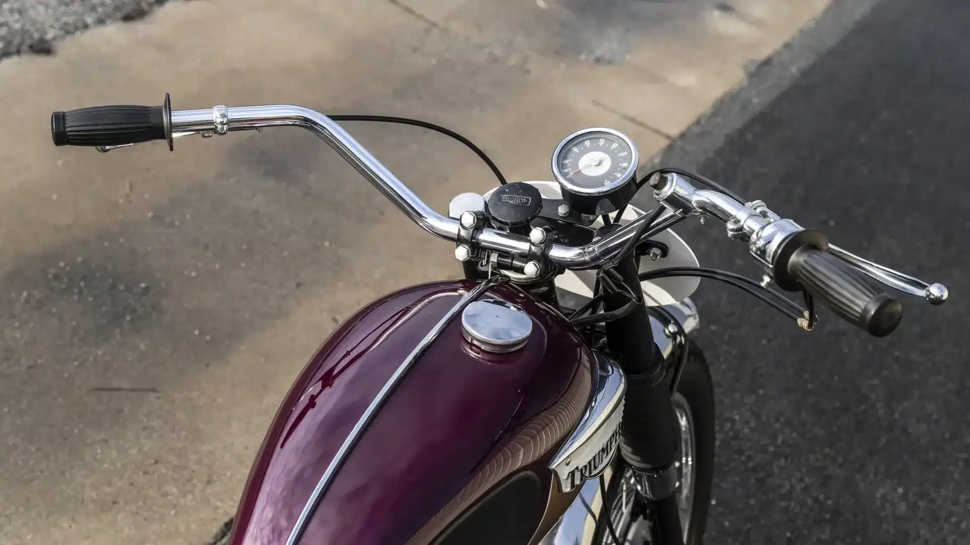 Detailaufnahme des Lenkers, Tanks und Tachometers einer restaurierten Triumph Bonneville TT Special von 1967.