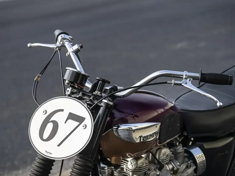 Triumph Bonneville TT Special 1967, Nahaufnahme von Lenker, Frontpartie mit Rennnummer 67 und Tank in Auberginefarbe.