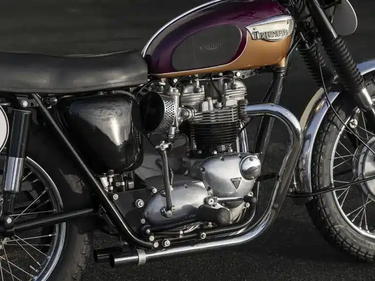 Triumph Bonneville TT Special 1967, Detailansicht des Motors und Tanks, restaurierter Zustand.