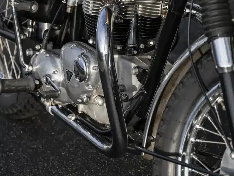 Nahaufnahme des Motors einer restaurierten Triumph Bonneville TT Special 1967 mit sichtbaren Auspuffrohren und Vorderrad.