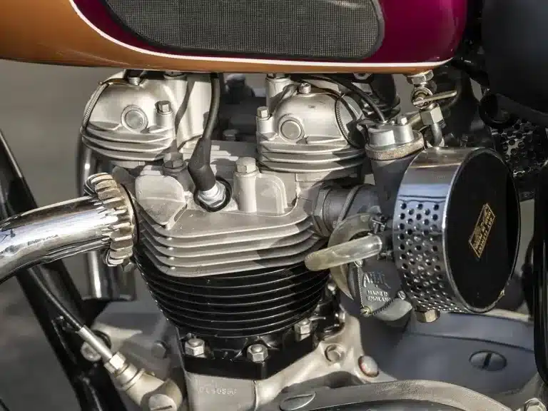 Motor der Triumph Bonneville TT Special von 1967, Nahaufnahme mit sichtbarem Zylinderkopf und Vergaser