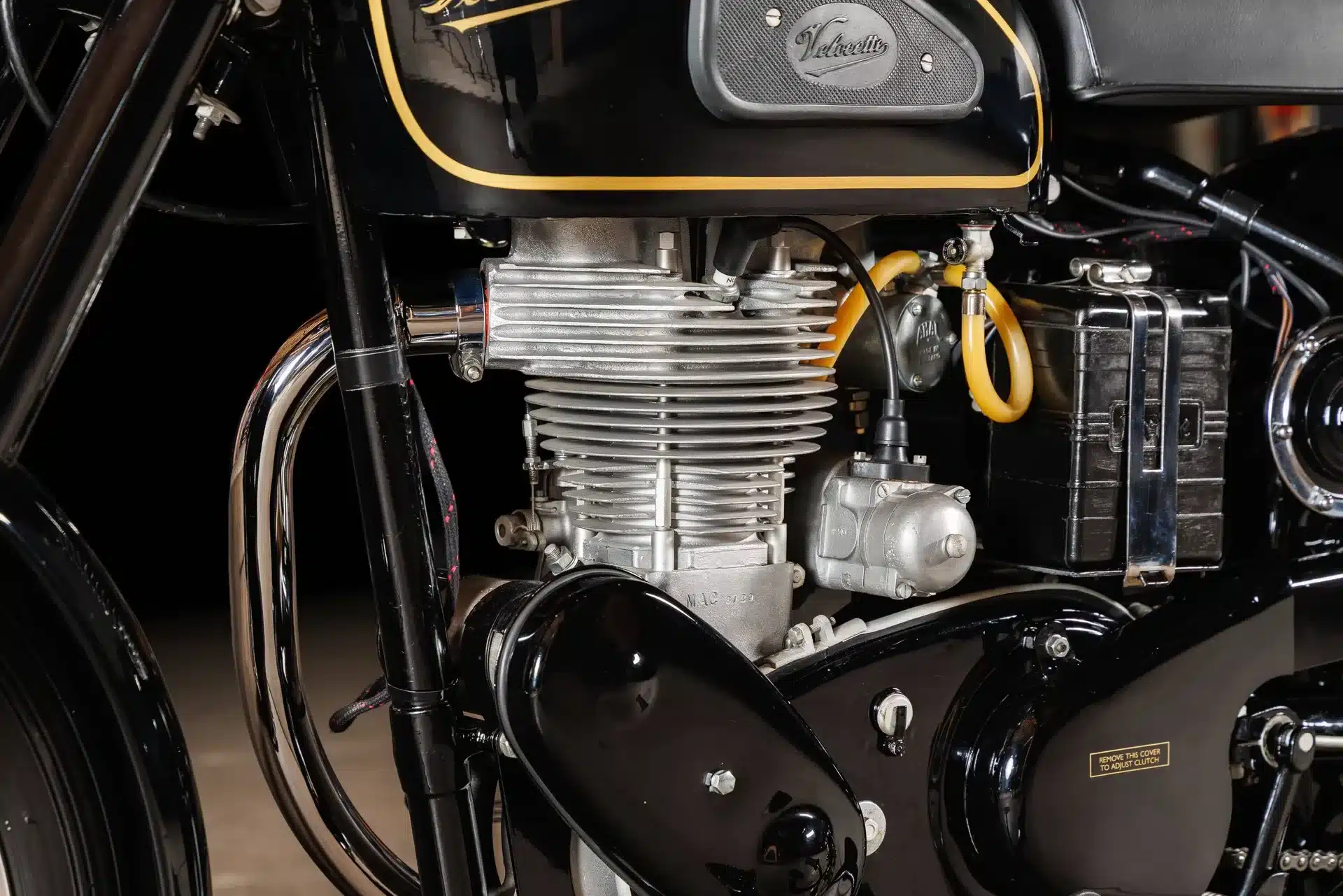 Nahaufnahme des Motors einer Velocette MAC 350 von 1953, restaurierter Zustand.