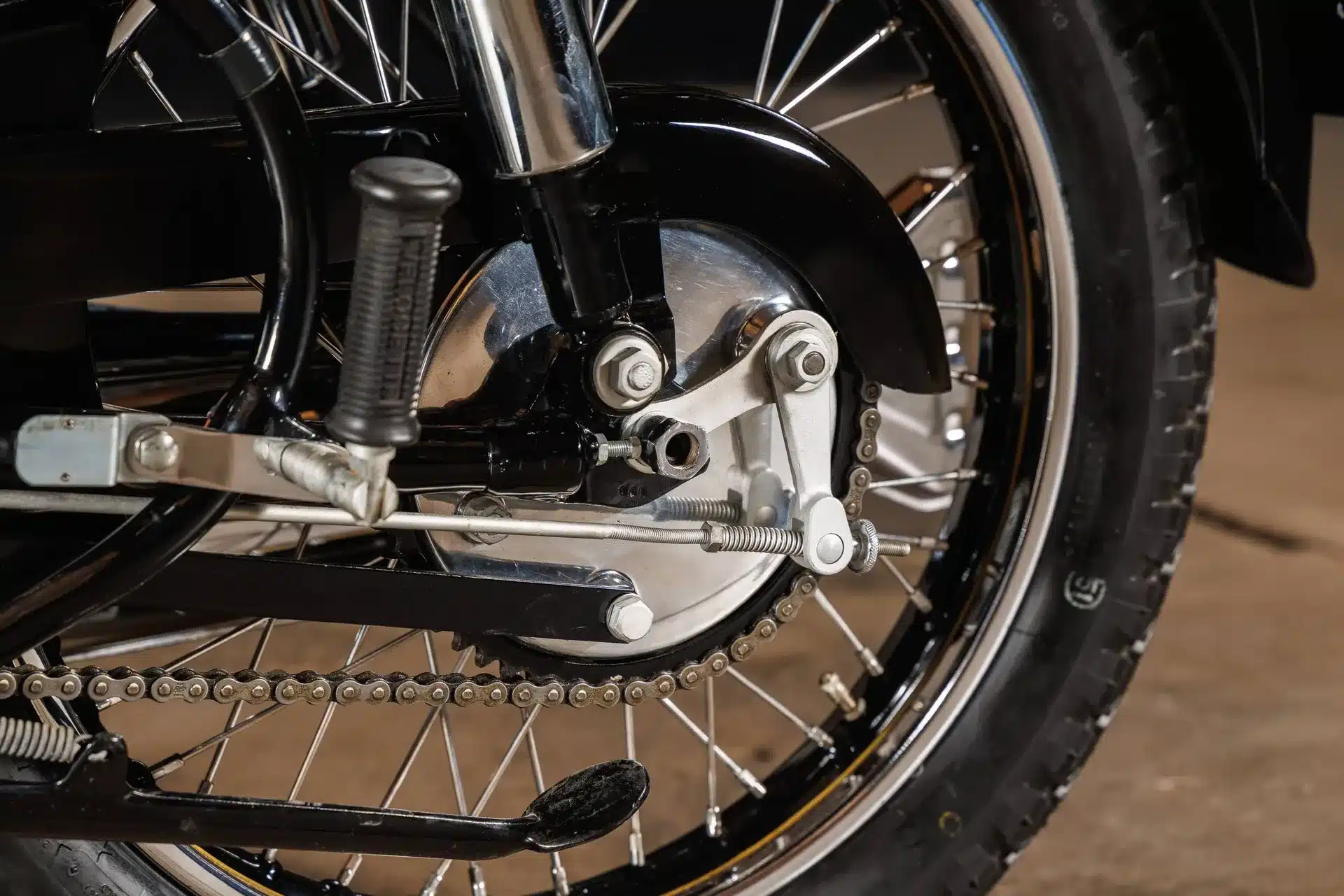 Detailaufnahme des Hinterrads, der Federung und Bremse einer Velocette MAC 350 von 1953.