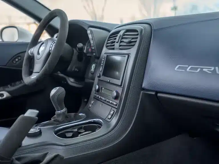 Blick auf das Interieur der Chevrolet Corvette 427 Convertible Collector Edition mit Schaltgetriebe und blauen Lederdetails.