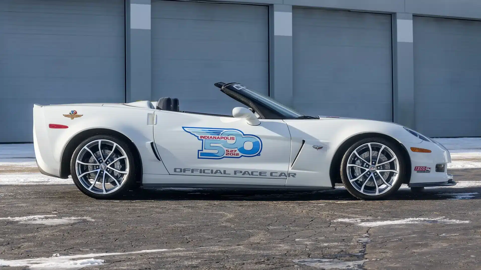 Weiße Chevrolet Corvette 427 Convertible Collector Edition 2013 als Indianapolis 500 Pace Car mit Jubiläums- und Pace-Car-Grafiken, offen geparkt.