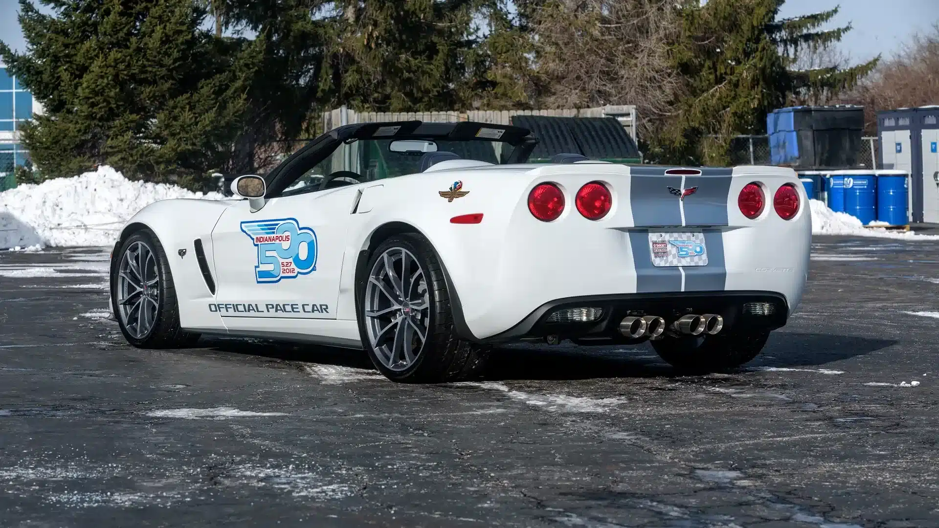 Heckansicht einer weißen Chevrolet Corvette 427 Convertible Collector Edition 2013 im Indianapolis 500 Pace Car Design mit Jubiläumsgrafiken und Cabrioverdeck.