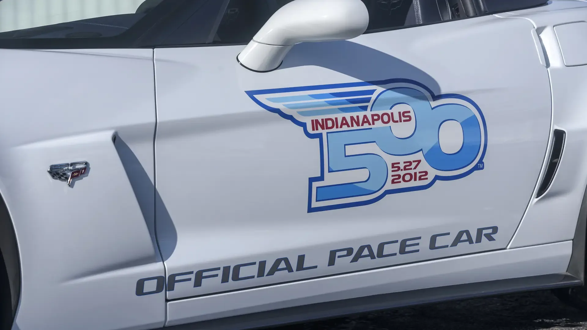 Seitenansicht einer weißen Corvette 427 Convertible mit Indianapolis 500 Pace-Car-Logo und Spezialemblemen.