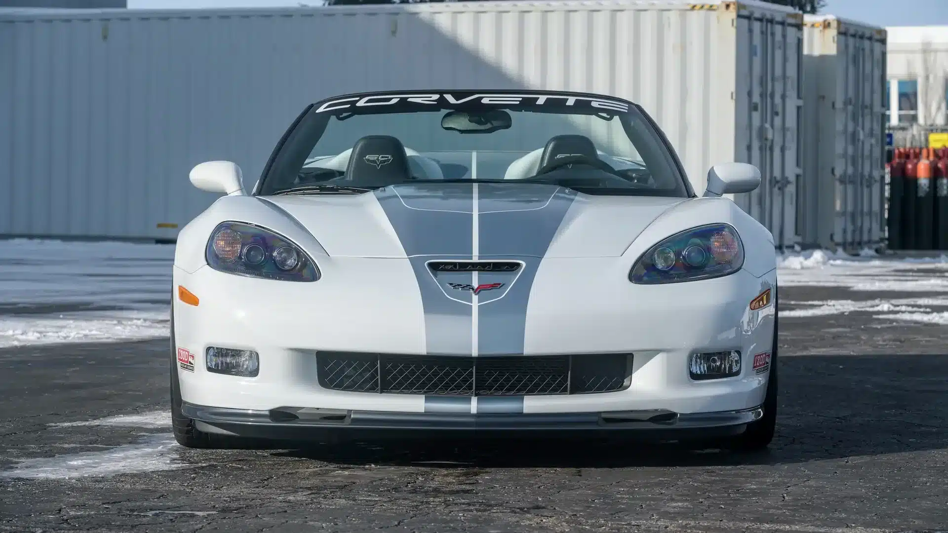 Chevrolet Corvette 427 Convertible Collector Edition 2013 in weiß mit silbernen Streifen, Frontansicht, 60th Anniversary Indianapolis 500 Pace Car Edition