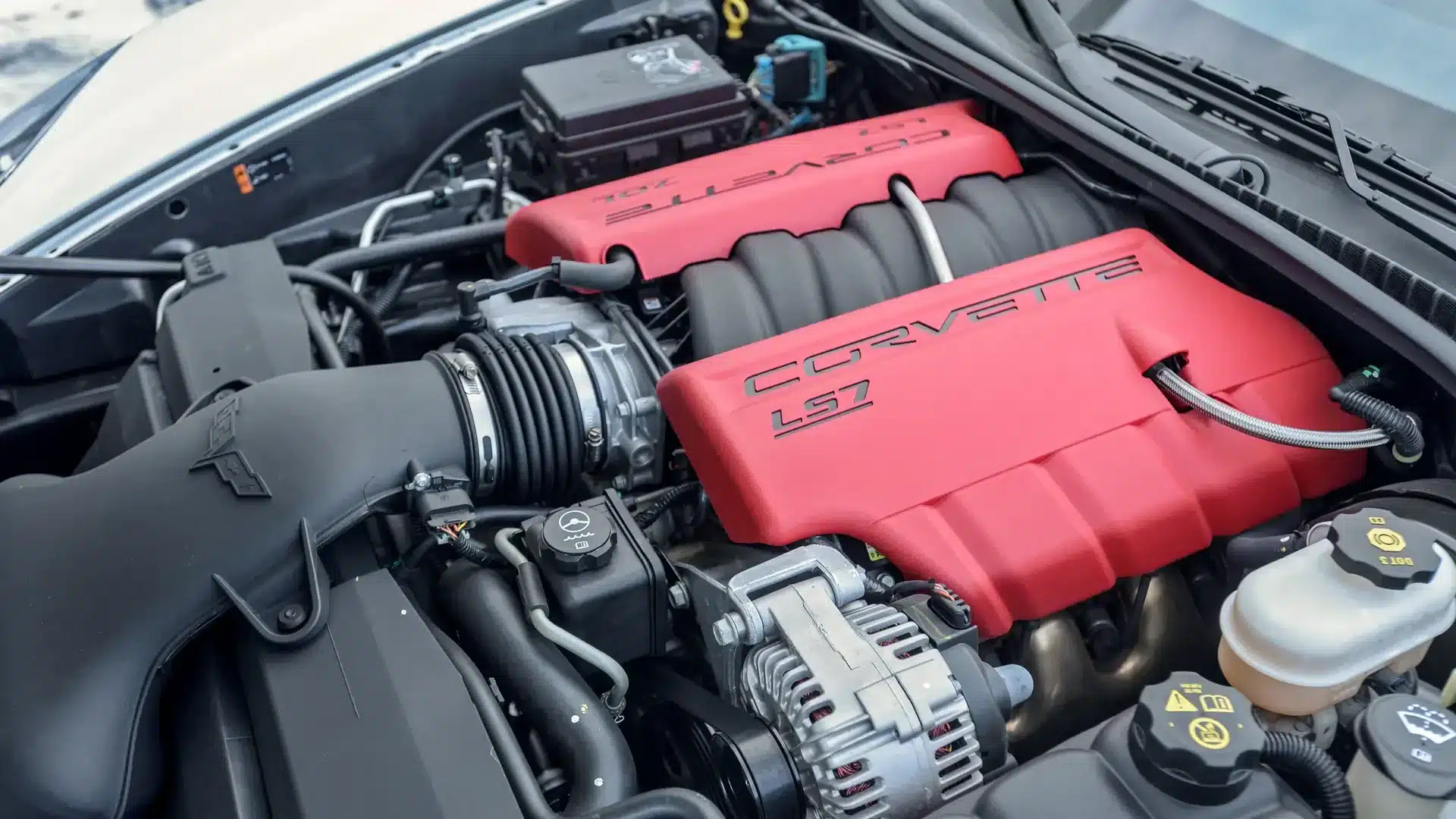 Nahaufnahme des LS7-V8-Motors in der Corvette 427 Convertible Collector Edition, Baujahr 2013