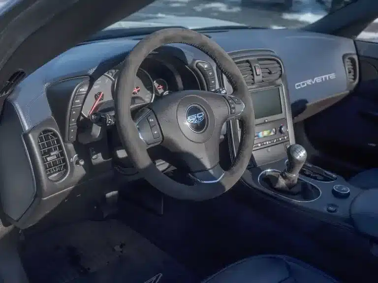 Innenraum einer 2013er Chevrolet Corvette 427 Convertible Collector Edition mit Lenkrad, Schalthebel und exklusiven Ziernähten.