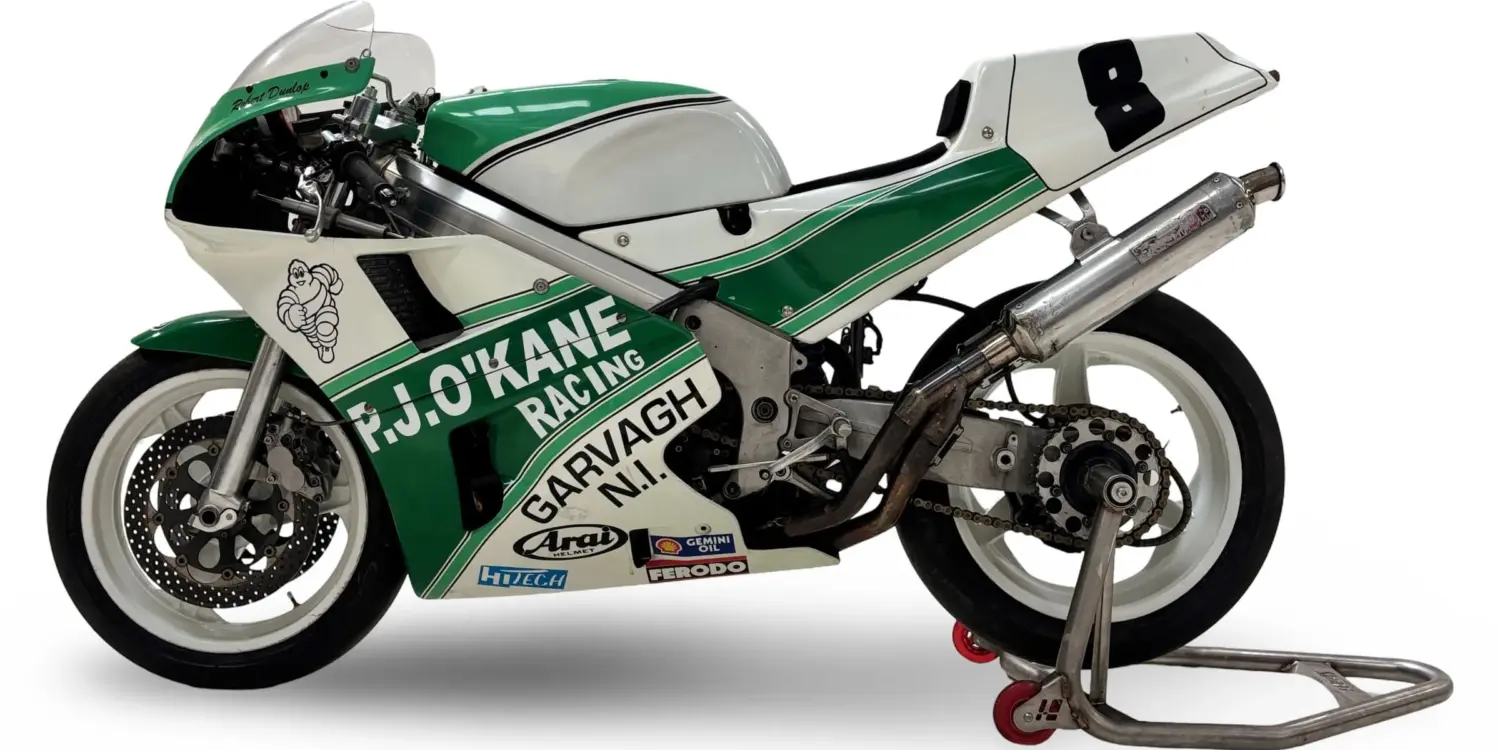 Honda VFR750R RC30 Rennmotorrad mit grün-weißer Lackierung, Startnummer 8 und Auspuffanlage, aus dem Besitz von Robert Dunlop.