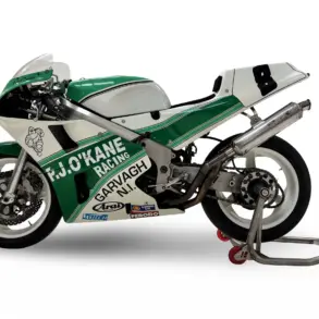Honda VFR750R RC30 Rennmotorrad mit grün-weißer Lackierung, Startnummer 8 und Auspuffanlage, aus dem Besitz von Robert Dunlop.