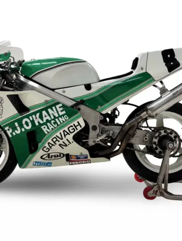 Honda VFR750R RC30 Rennmotorrad mit grün-weißer Lackierung, Startnummer 8 und Auspuffanlage, aus dem Besitz von Robert Dunlop.