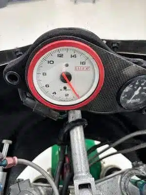 Drehzahlmesser und Instrumente der Honda VFR750R RC30 von 1988.