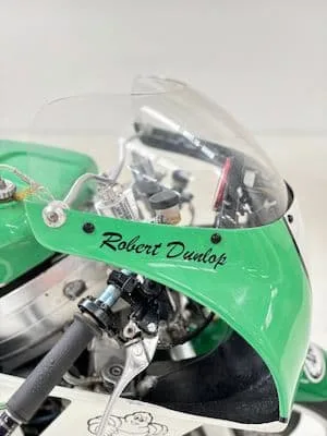 Detailaufnahme des Cockpits einer Honda VFR750R RC30 mit der Aufschrift Robert Dunlop auf der grünen Verkleidung