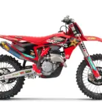 GASGAS MC 250F Factory Edition 2025 Motocross-Motorrad von der Seite in Rot mit Rockstar-Energy-Branding.