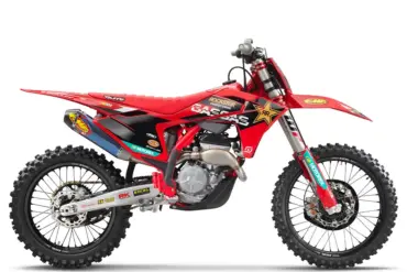 GASGAS MC 250F Factory Edition 2025 Motocross-Motorrad von der Seite in Rot mit Rockstar-Energy-Branding.