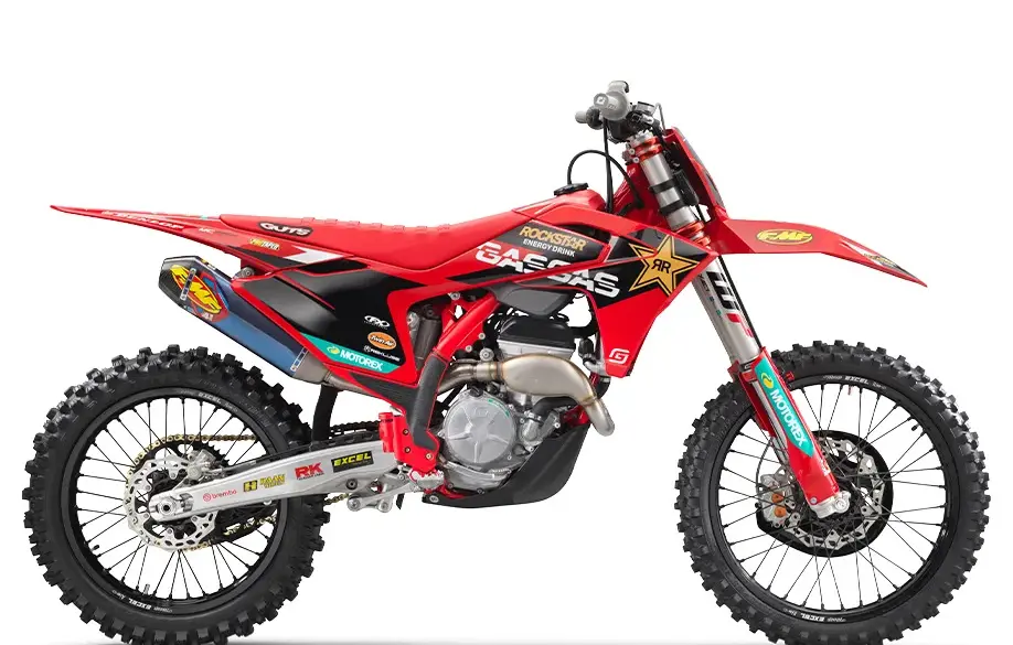 GASGAS MC 250F Factory Edition 2025 Motocross-Motorrad von der Seite in Rot mit Rockstar-Energy-Branding.