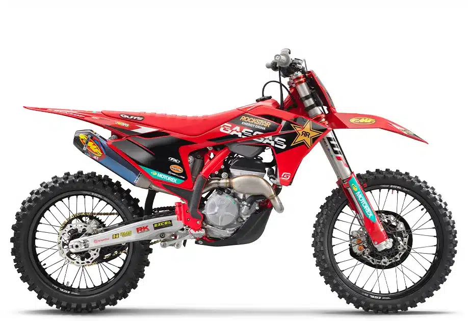 GASGAS MC 250F Factory Edition 2025 Motocross-Motorrad von der Seite in Rot mit Rockstar-Energy-Branding.