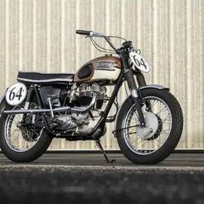 Seitenansicht einer restaurierten Triumph Bonneville TT Special von 1964 vor einer hellen Wand