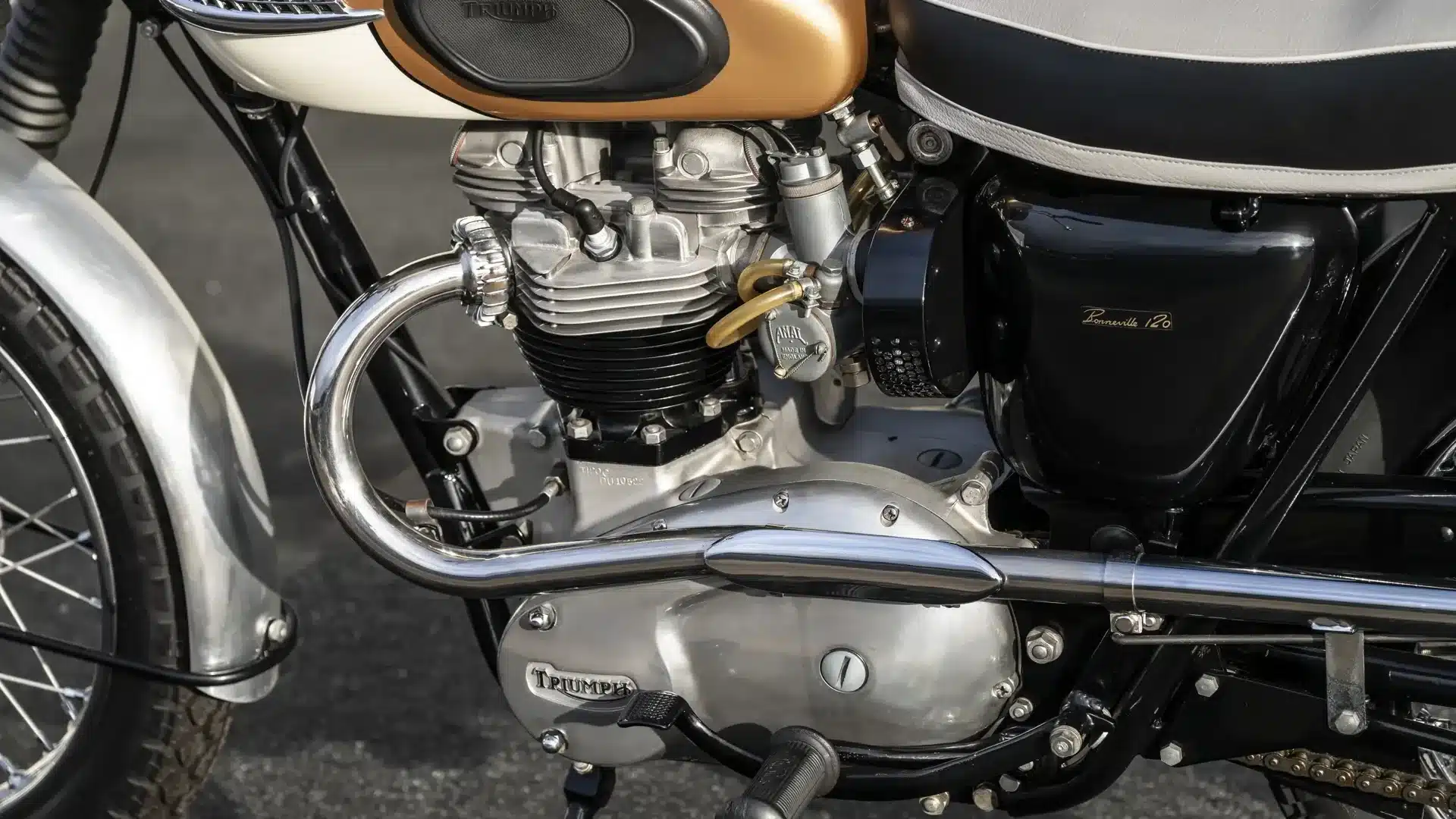 Nahaufnahme des Motors und Rahmens einer Triumph Bonneville TT Special 1964, mit sichtbarem Triumph-Logo und Aluminiumbauteilen.