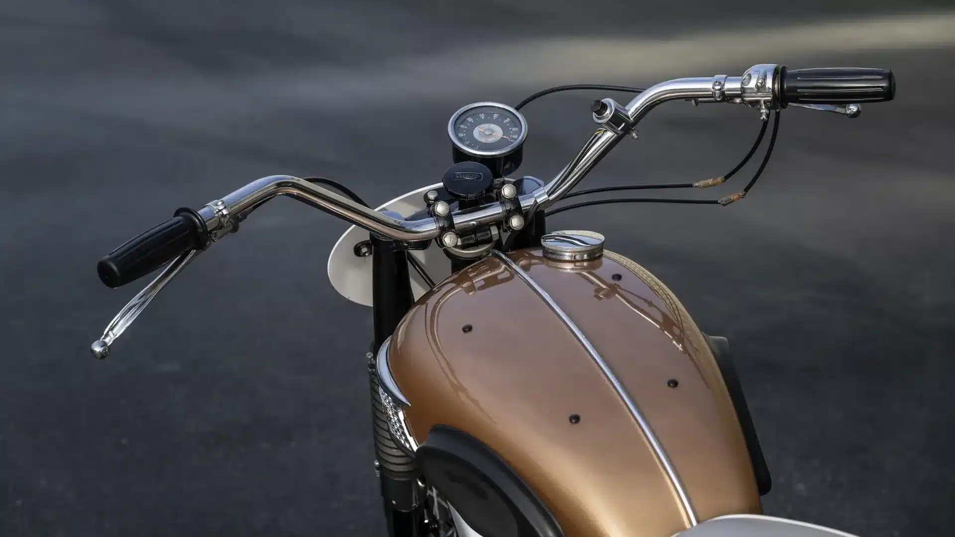 Lenker und Tank einer Triumph Bonneville TT Special in kupferner Lackierung, Blick aus der Fahrerperspektive