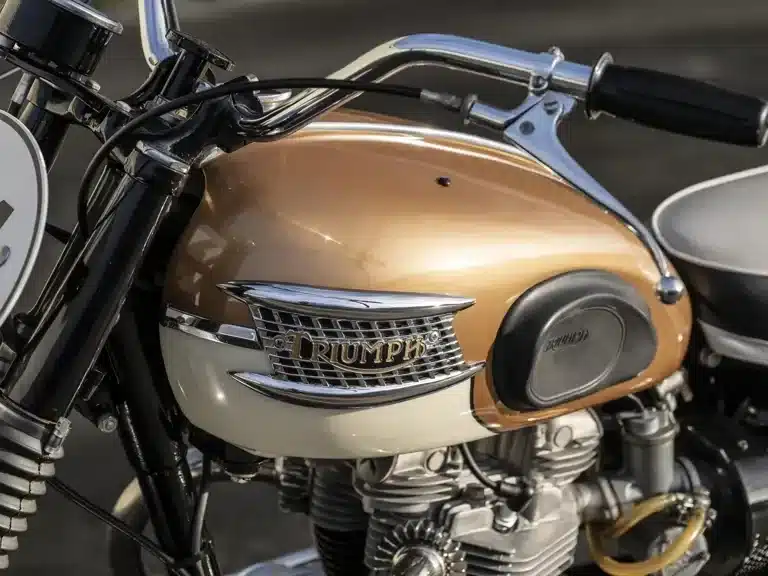 Detailbild des Tanks und Motors einer Triumph Bonneville TT Special 1964, restauriert, gold-creme Lackierung.