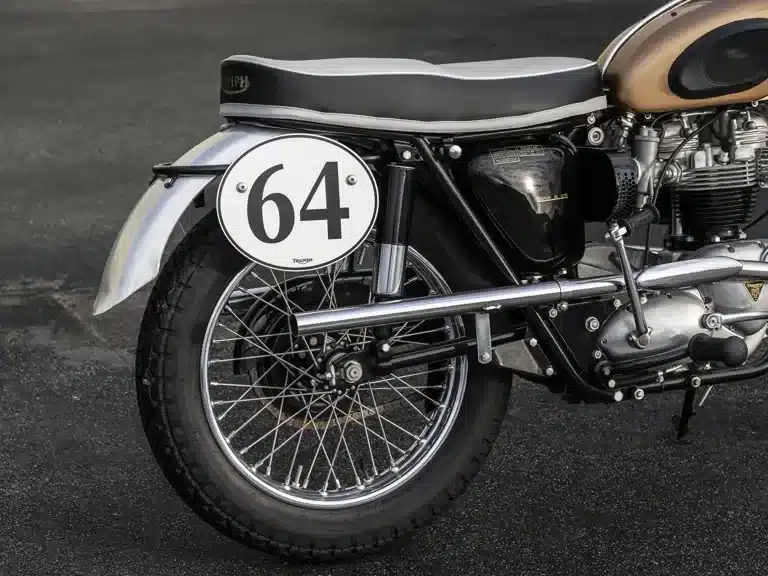 Hinterrad und Seitendeckel mit Startnummer einer Triumph Bonneville TT Special von 1964, restauriert.