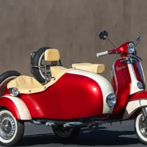 Restaurierte Piaggio Vespa 150 Super (1966) mit zweifarbig lackiertem Beiwagen, Weißwandreifen und beigen Einzelsätteln, stehend vor einer grauen Wand.