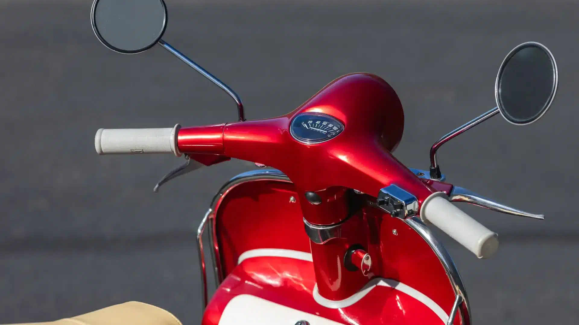 Restaurierter Lenker einer Piaggio Vespa 150 Super von 1966 mit Tacho und Spiegeln