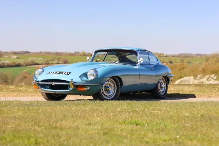 Jaguar E-Type 4.2 Series 2 Fixed Head Coupé von 1969 in Light Blue auf einer Wiese