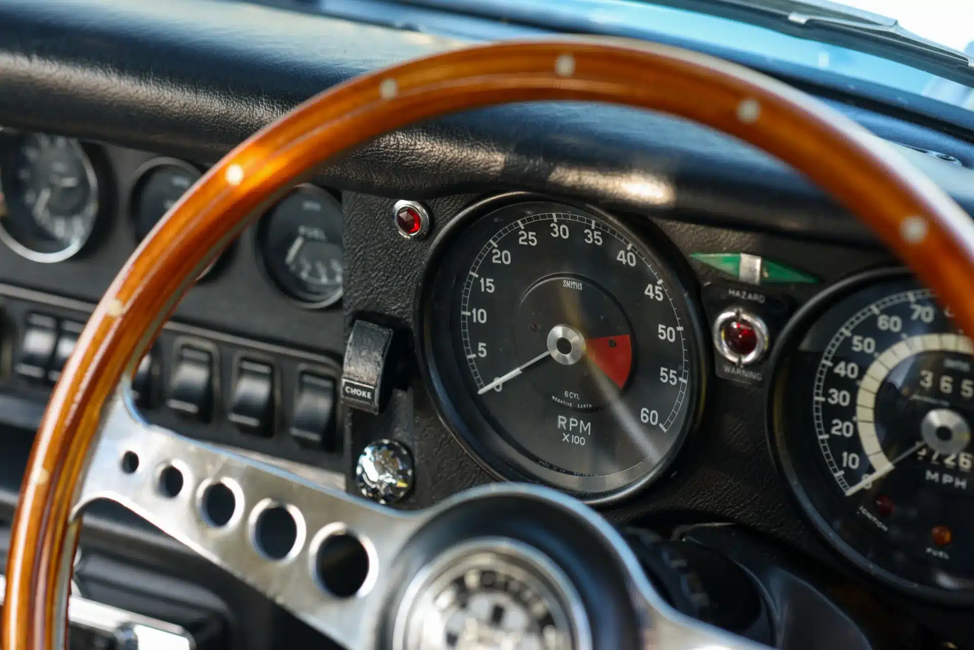Cockpit und Instrumente eines Jaguar E-Type 4.2 Series 2 von 1969, Detailaufnahme des Drehzahlmessers und Lenkrads