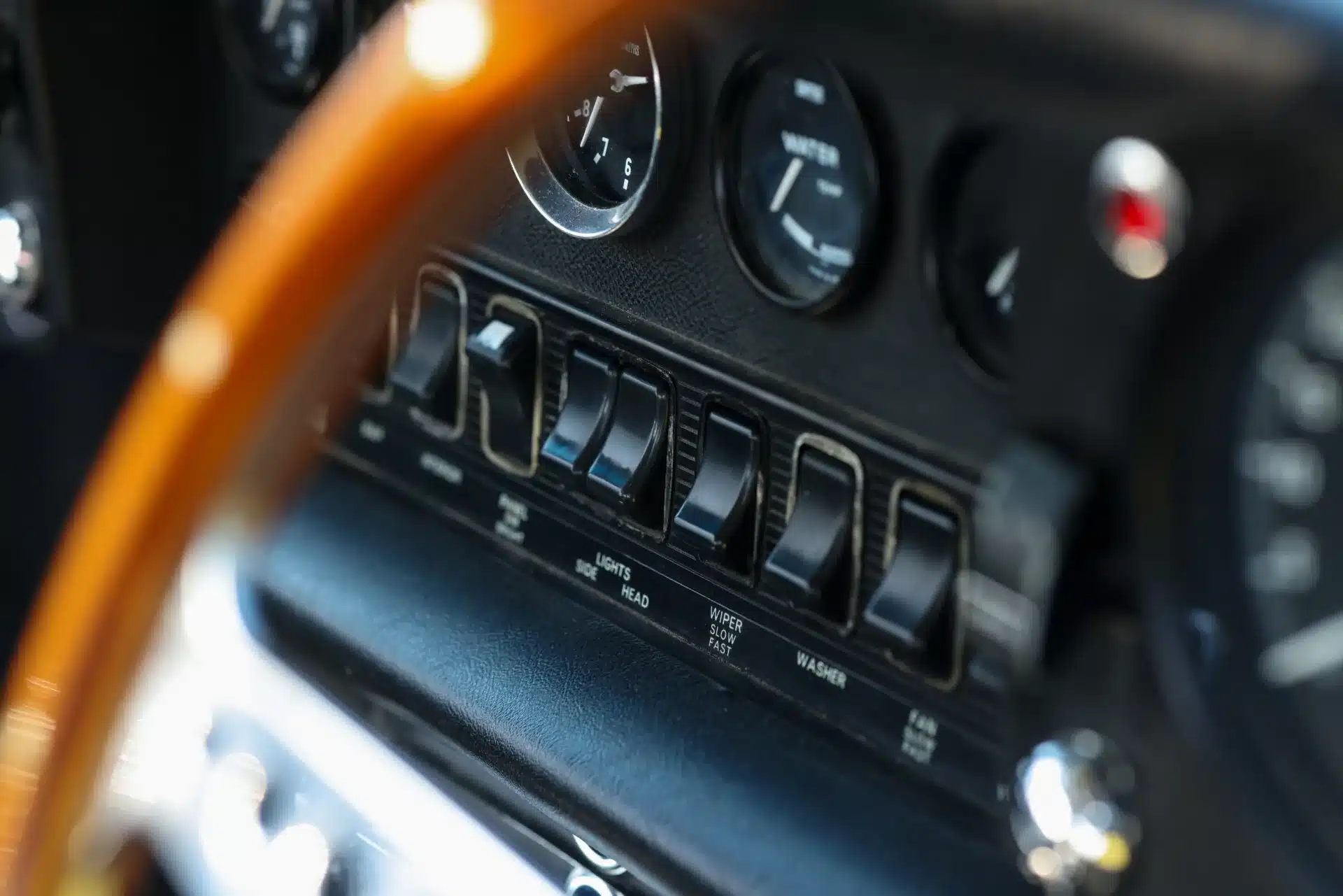 Armaturenbrett und Schalter im Cockpit eines Jaguar E-Type 4.2 Series 2, Baujahr 1969