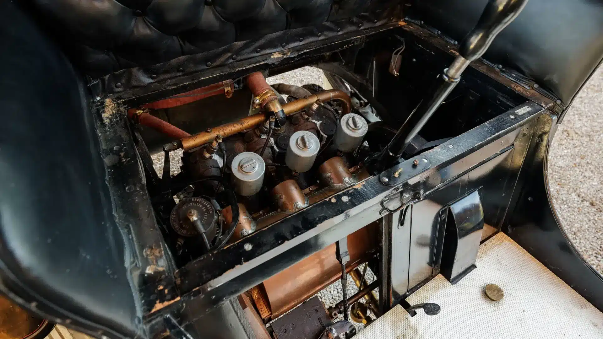 Detailaufnahme des Motors und Innenraums eines Duryea Four Wheel Phaeton von 1905 mit gut sichtbarer Lenkstange und Mechanik.