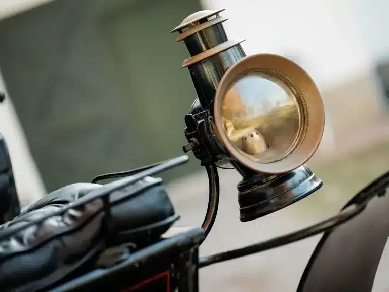 Nahaufnahme einer historischen Laterne am Duryea Four Wheel Phaeton von 1905