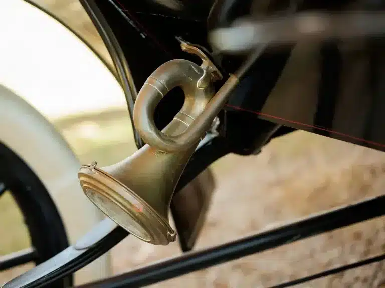 Historische Messinghupe an einem Duryea Four Wheel Phaeton von 1905