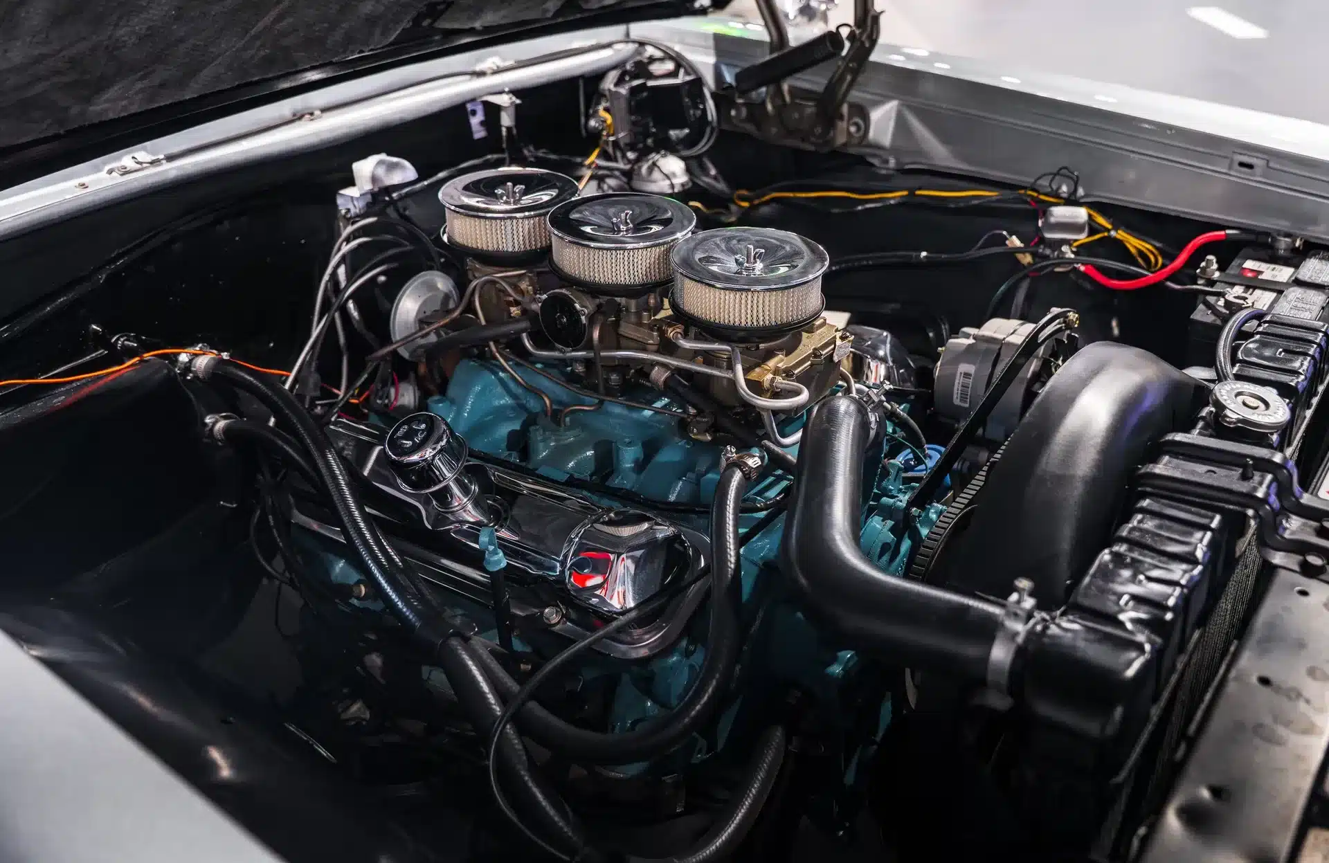 Motorraum mit V8-Motor des Pontiac GTO von 1964 mit drei Vergasern