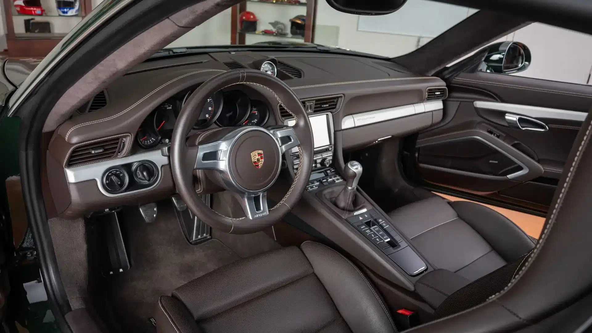 Innenraum des Porsche 911 Carrera S Club Coupé von 2013 mit braunem Leder und Handschaltgetriebe.