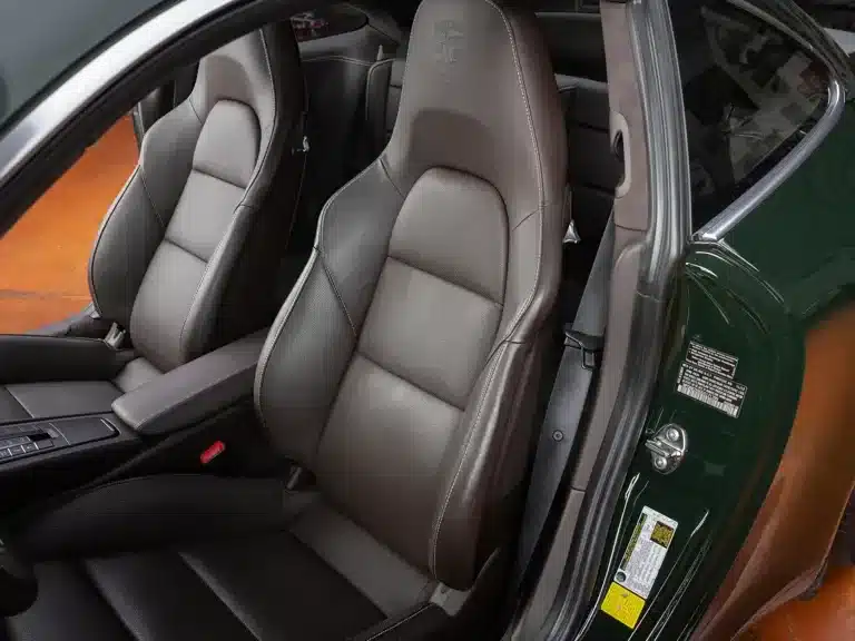 Nahaufnahme der braunen Ledersitze im Innenraum eines Porsche 911 Carrera S Club Coupé (2013).
