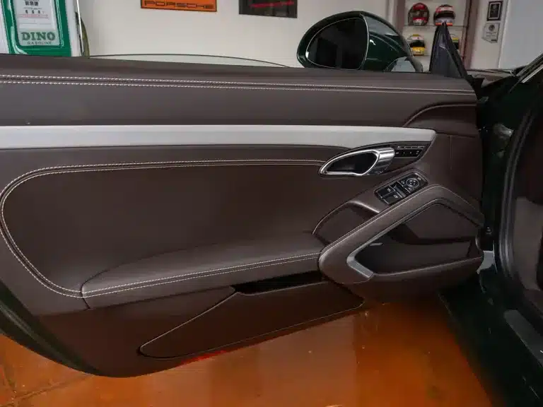 Innenansicht der Fahrertür mit Espresso-Naturleder und Aluminiumleisten im Porsche 911 Carrera S Club Coupé (2013).