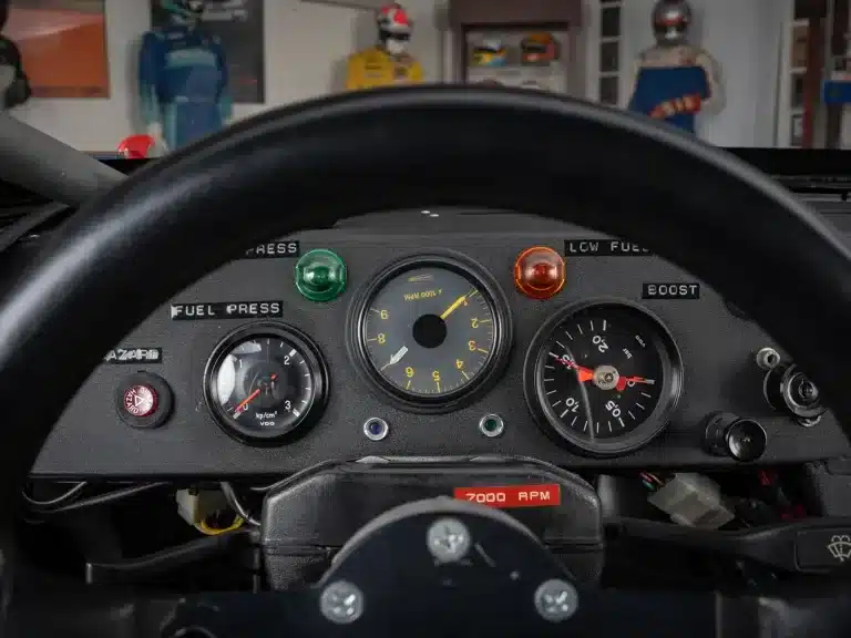 Nahaufnahme des Armaturenbretts und Lenkrads im Porsche 924 GTP von 1980, Rennwagen-Innenraum