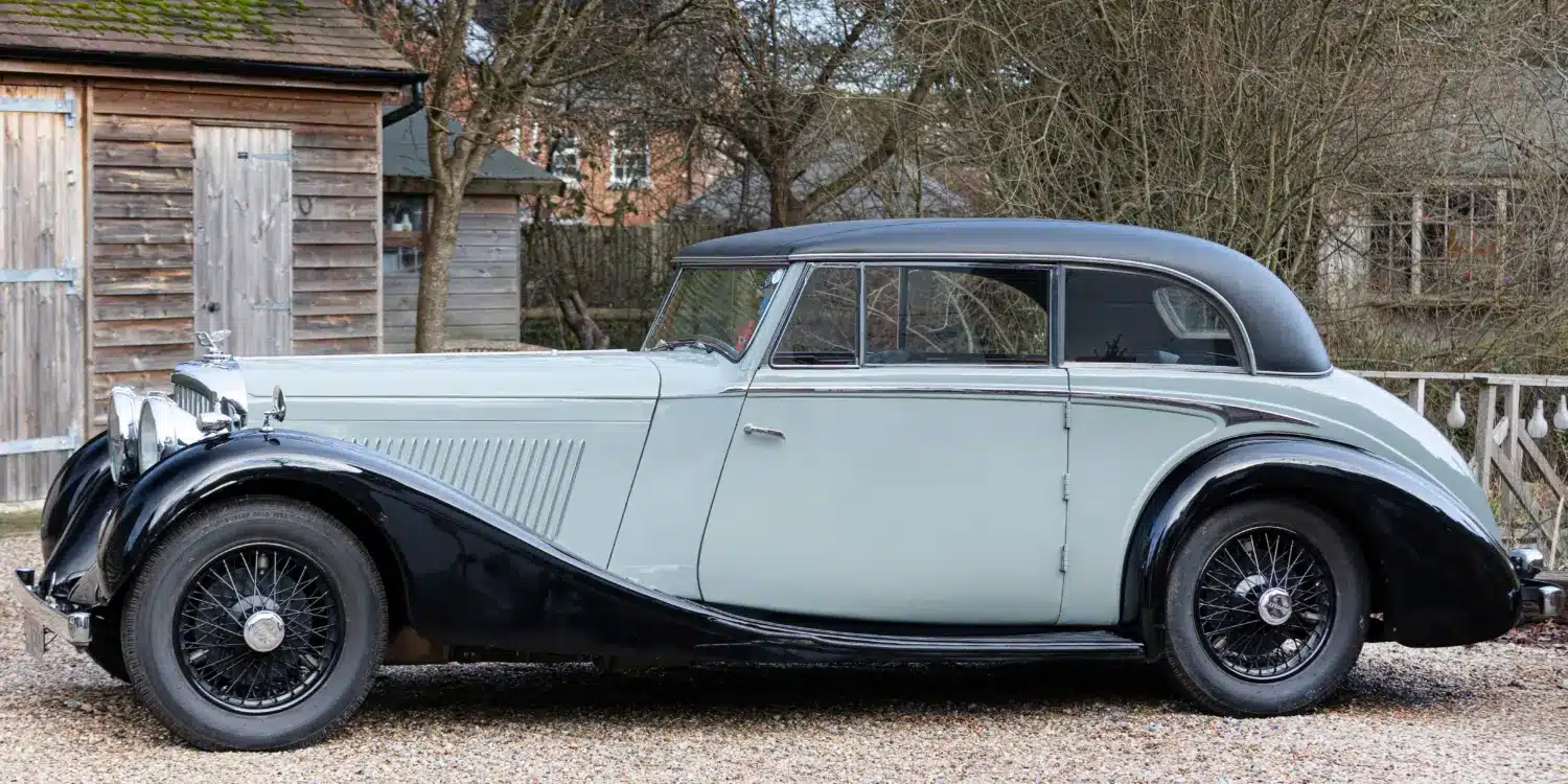 Seitenansicht eines Bentley 4 1/4 Litre Coupé von 1936, elegantes Vorkriegsautomobil mit zweitöniger Lackierung.