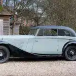 Seitenansicht eines Bentley 4 1/4 Litre Coupé von 1936, elegantes Vorkriegsautomobil mit zweitöniger Lackierung.