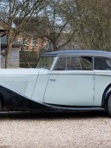 Seitenansicht eines Bentley 4 1/4 Litre Coupé von 1936, elegantes Vorkriegsautomobil mit zweitöniger Lackierung.