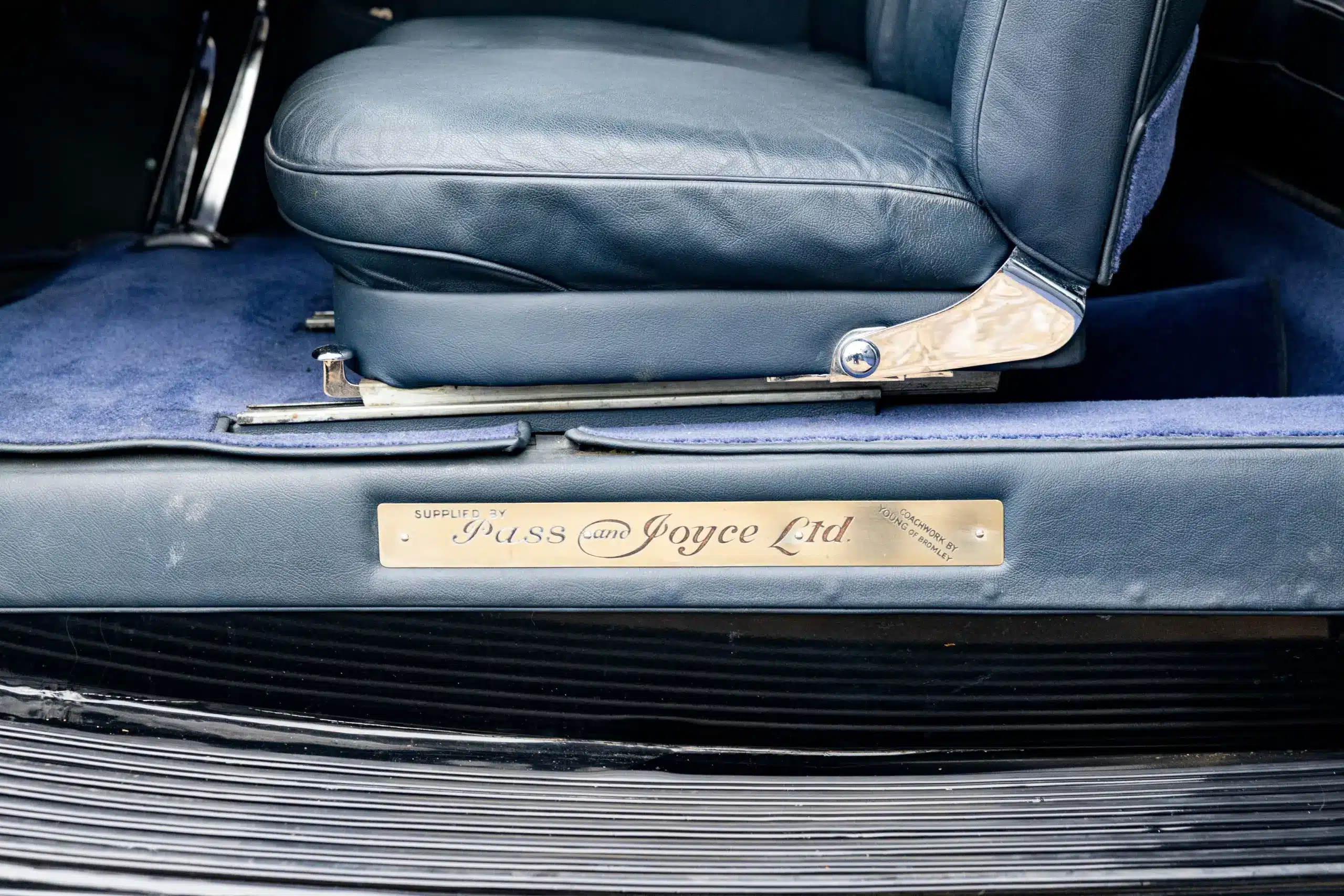 Detailaufnahme des Bentley 4 1/4 Litre Coupé von 1936 mit Ledersitz und Herstellerplakette von Pass and Joyce Ltd.