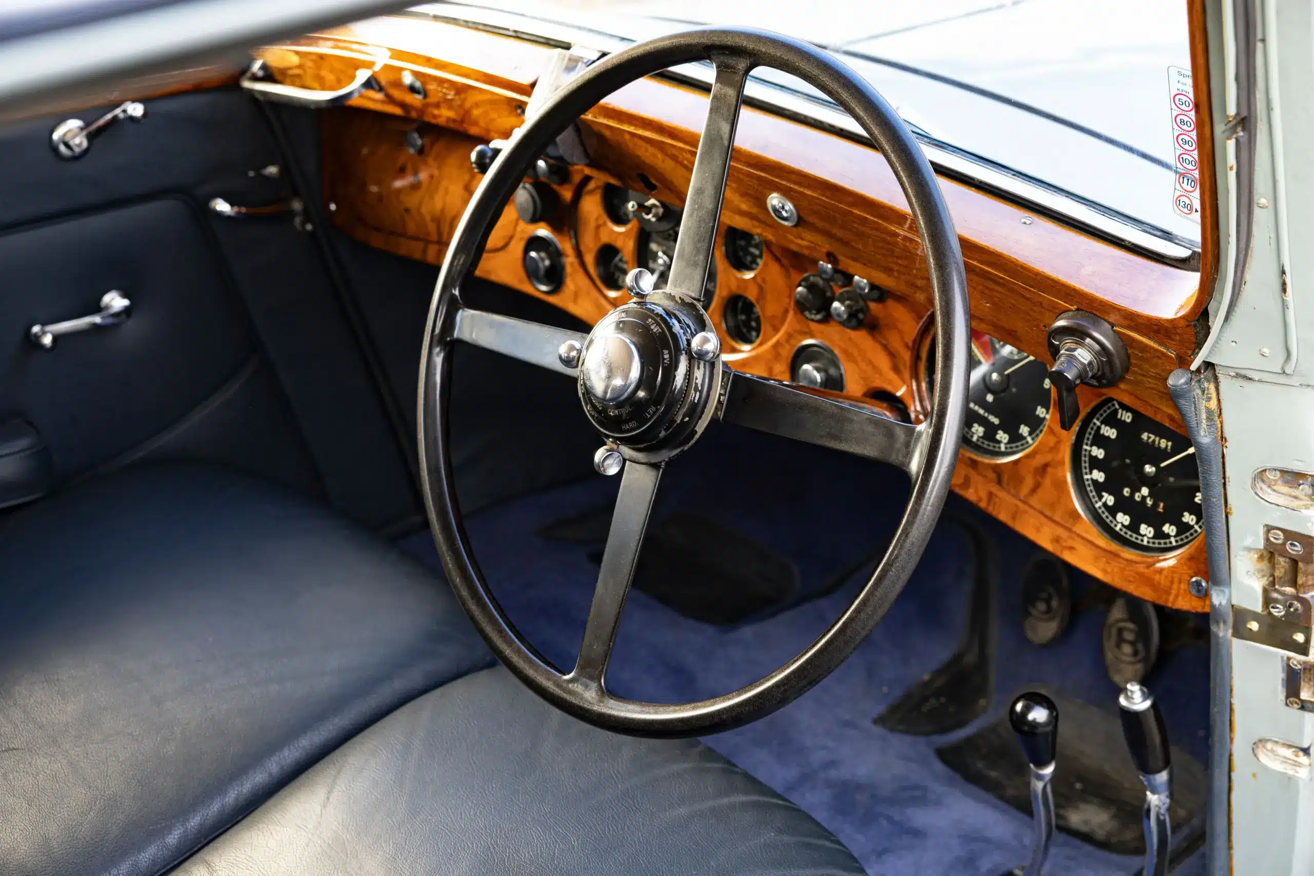 Historischer Innenraum eines Bentley 4 1/4 Litre Coupé von 1936 mit Lenkrad, Armaturenbrett aus Holz und klassischen Anzeigen