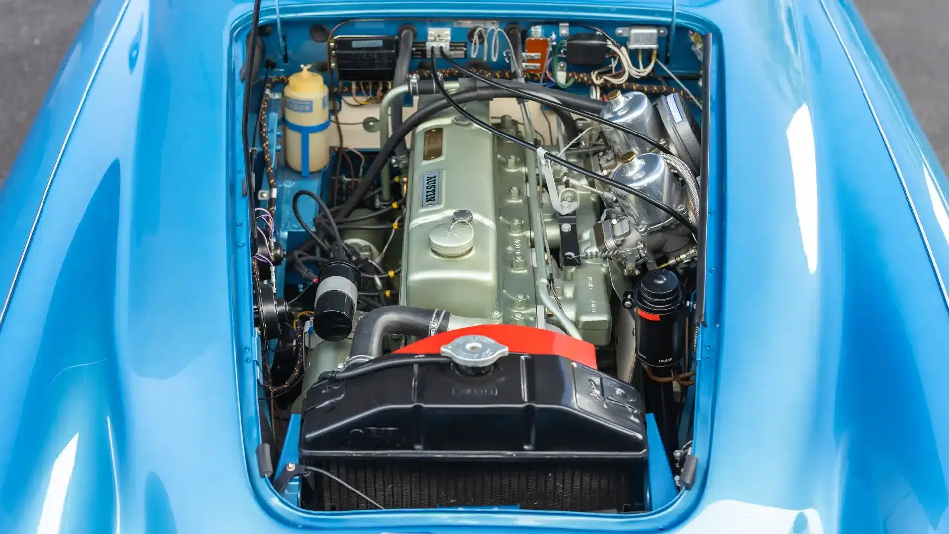 Motorraum mit Reihensechszylindermotor eines Austin-Healey 3000 Mk III BJ8 von 1965